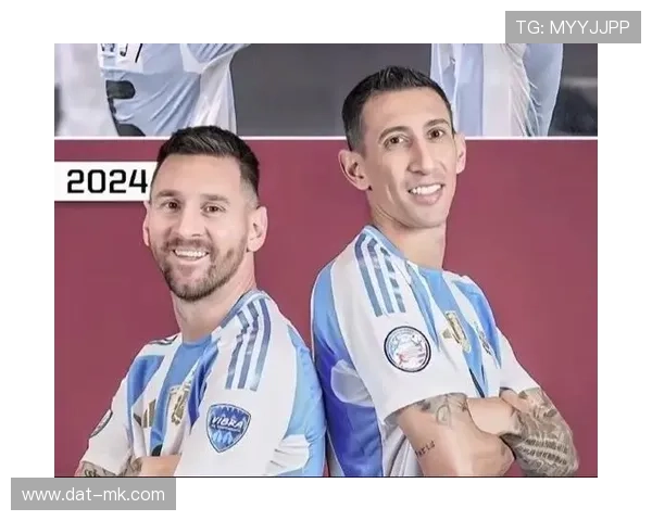 梅西替补席凝视美洲杯奖杯，赛后与迪马利亚相拥落泪